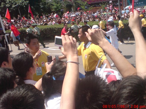 菠菜担保网集团员工喜迎奥运圣火