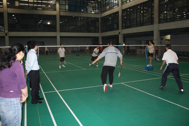 菠菜担保网集团举行第一届羽毛球角逐
